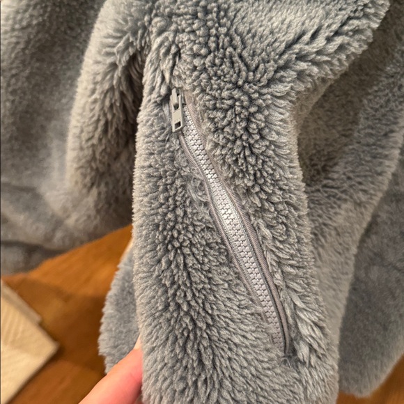 Alo Foxy Sherpa Jacket w/ Removable Hood - Picture 9 of 13